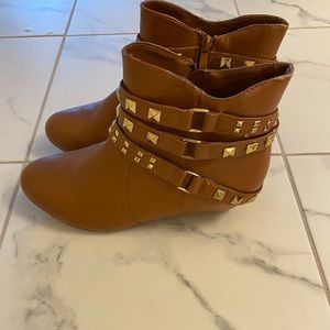 Tan ankle boots. Size 10.